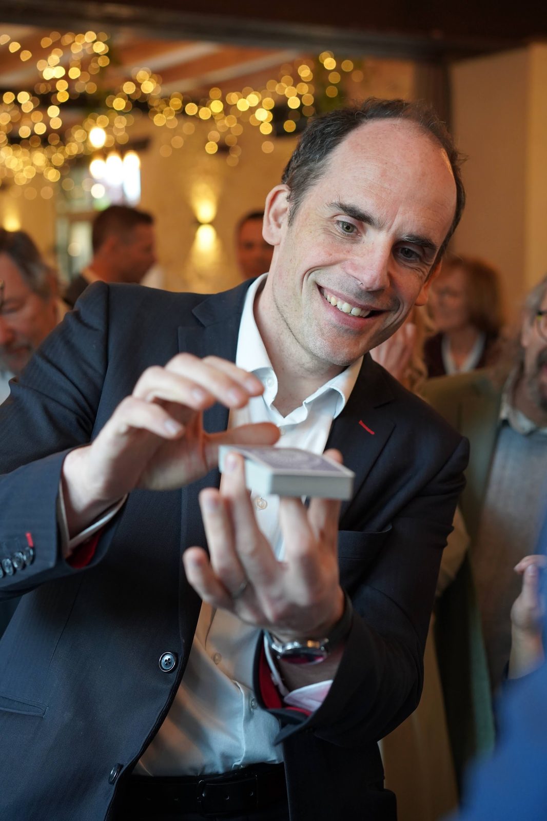 Benoît, close-up magician, performing at a wedding reception in Paris